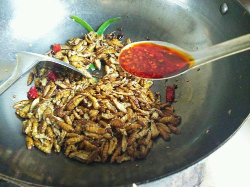 【香辣开边蚕蛹】