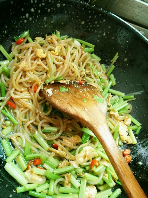 【芹菜鸡蛋炒粉】