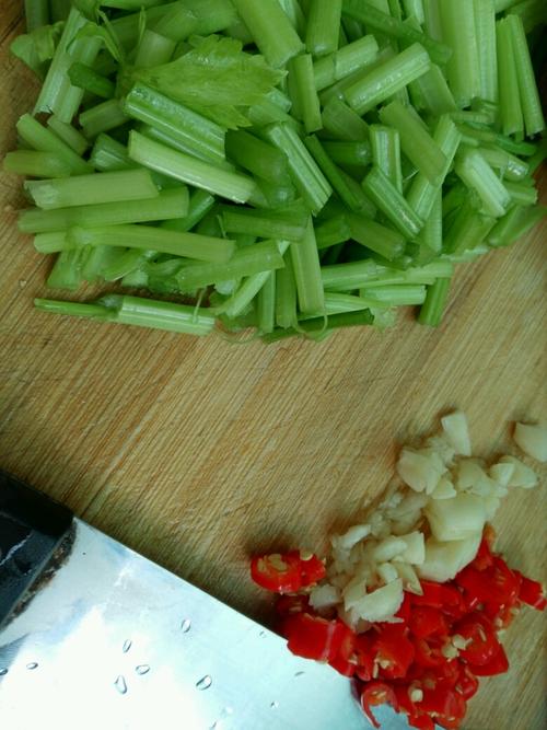 【芹菜鸡蛋炒粉】