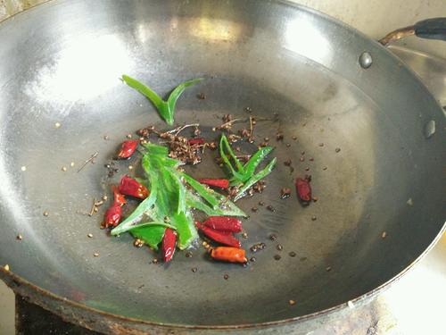 【香辣开边蚕蛹】