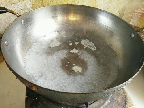 【香辣开边蚕蛹】