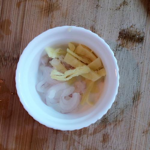 【芹菜蒜苗炒猪肝】