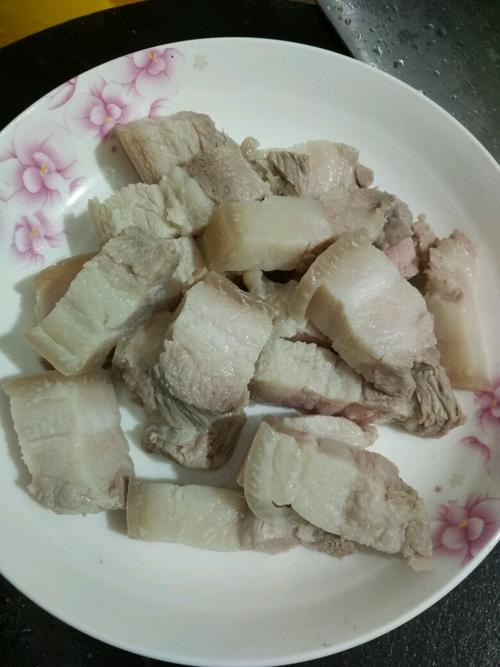 【土豆焖红烧肉】