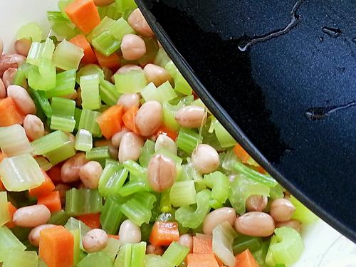 【芹菜花生米】