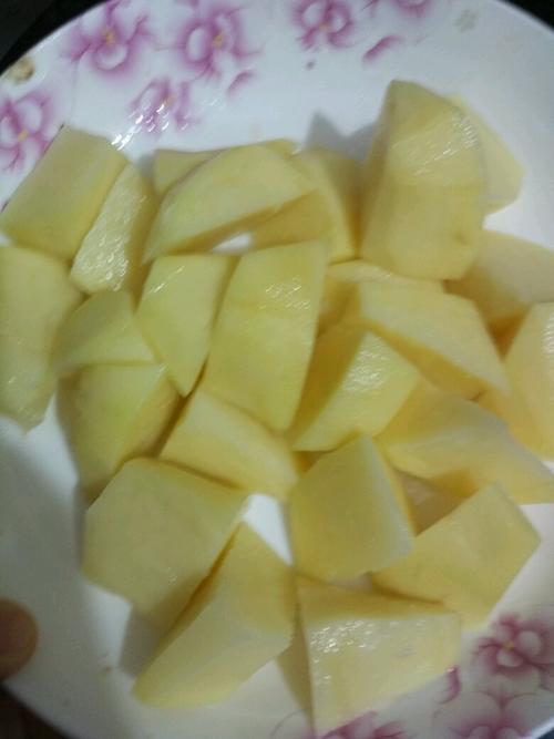 【土豆焖红烧肉】