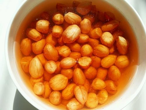 【芹菜花生米】