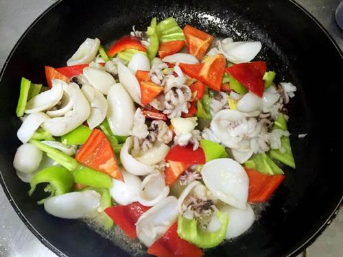 【香辣墨鱼仔】