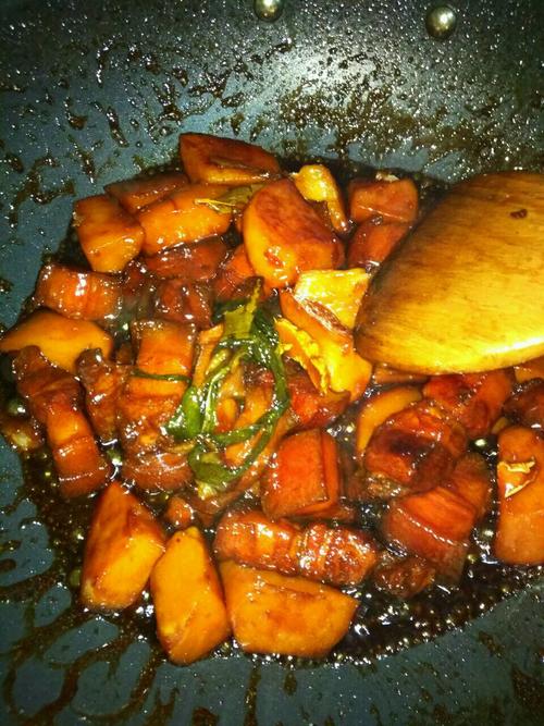【土豆焖红烧肉】