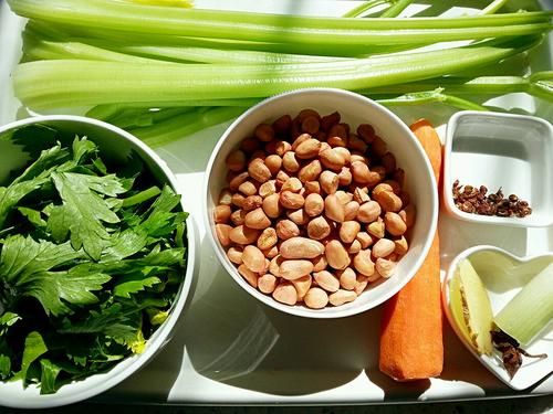 【芹菜花生米】