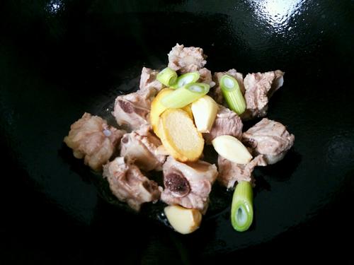 【彩椒土豆烧排骨】