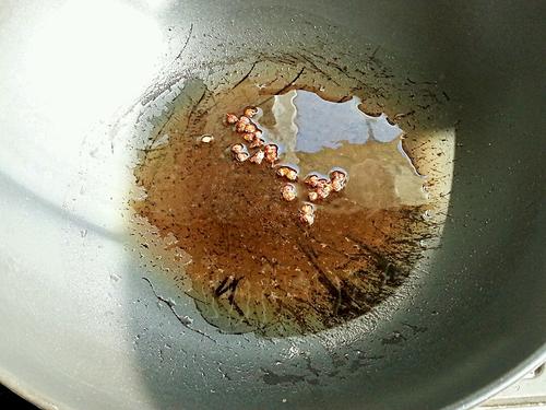 【芹菜花生米】