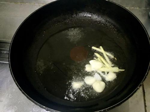 【香辣墨鱼仔】