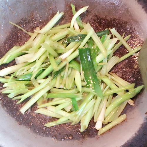 【芹菜蒜苗炒猪肝】