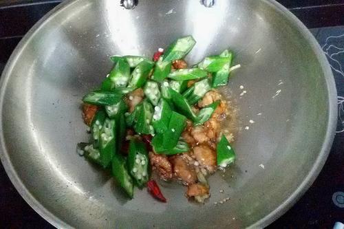 【秋葵炒肉片】