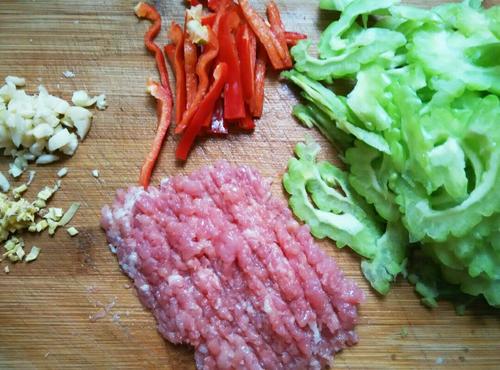 【豉香肉末炒苦瓜】