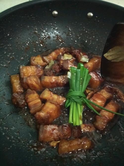 【土豆焖红烧肉】