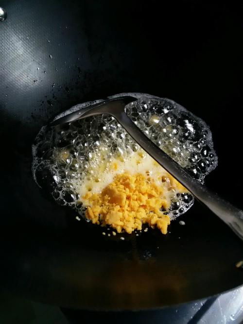 【咸蛋黄溜丝瓜】