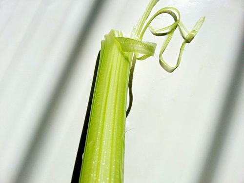 【芹菜花生米】