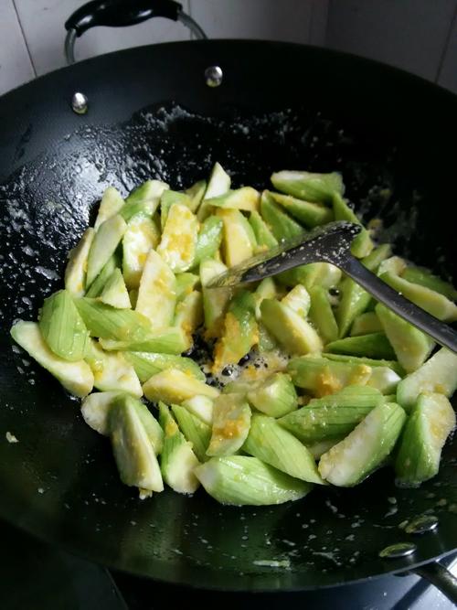 【咸蛋黄溜丝瓜】