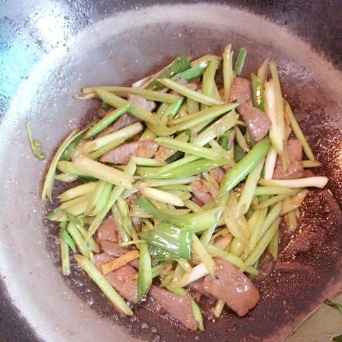 【芹菜蒜苗炒猪肝】