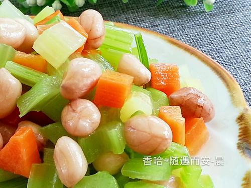 【芹菜花生米】