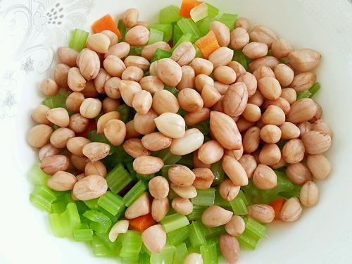 【芹菜花生米】