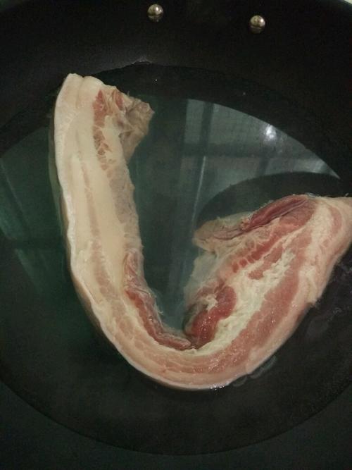 【土豆焖红烧肉】
