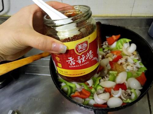 【香辣墨鱼仔】