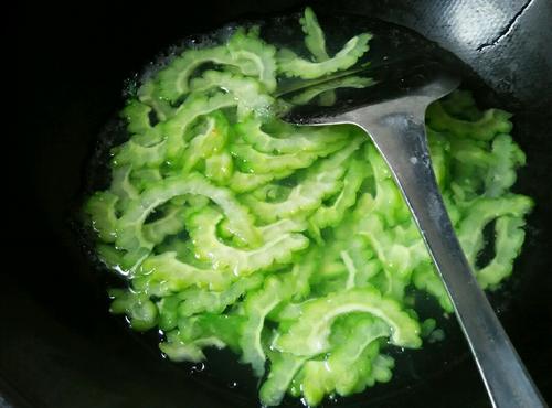 【豉香肉末炒苦瓜】