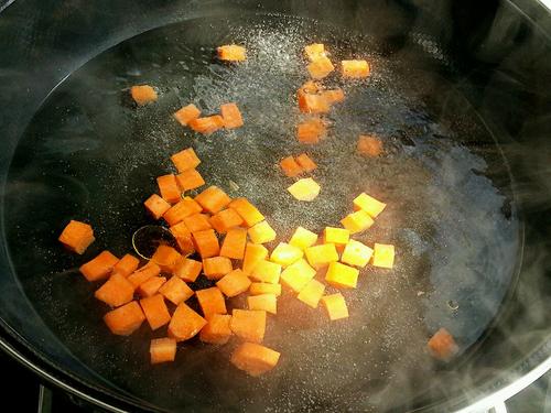 【芹菜花生米】