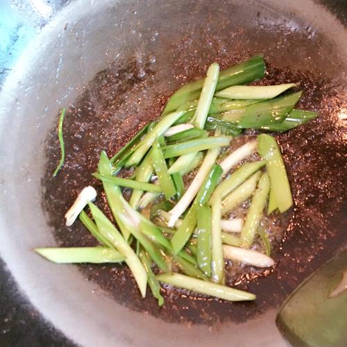 【芹菜蒜苗炒猪肝】