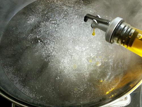 【芹菜花生米】