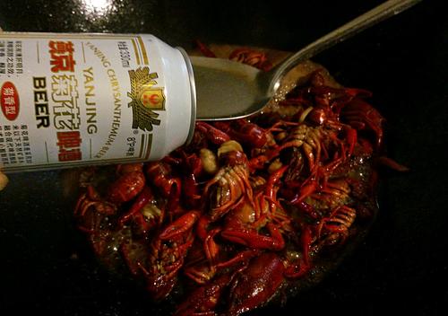 【吮指回味十三香啤酒小龙虾】