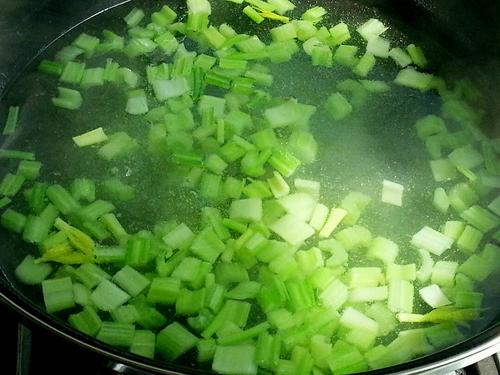 【芹菜花生米】