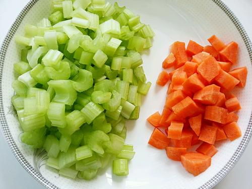 【芹菜花生米】