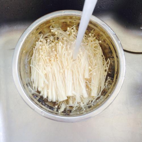 【油泼金针菇】