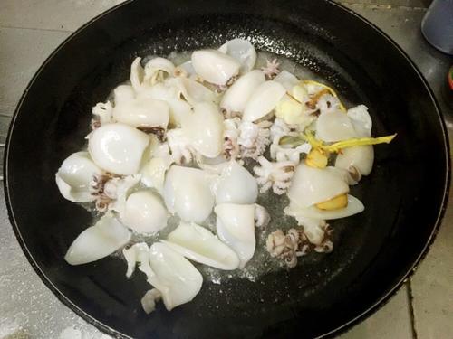 【香辣墨鱼仔】