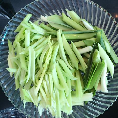 【芹菜蒜苗炒猪肝】