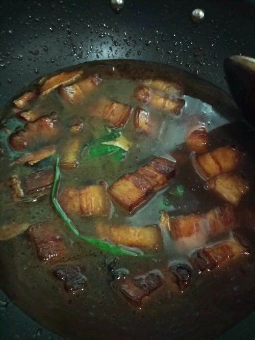 【土豆焖红烧肉】