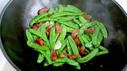 【荷兰豆炒腊肠】