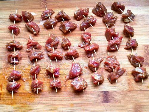 【孜然牙签牛肉】