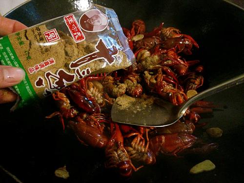 【吮指回味十三香啤酒小龙虾】