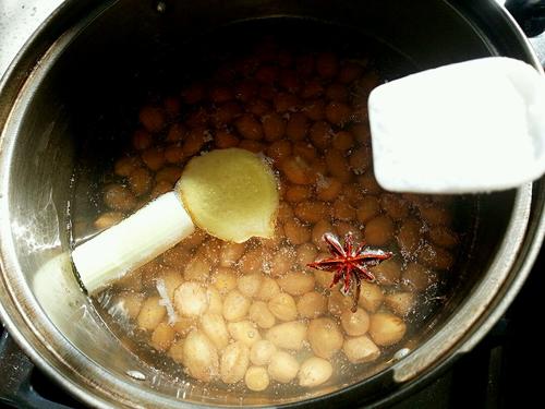 【芹菜花生米】