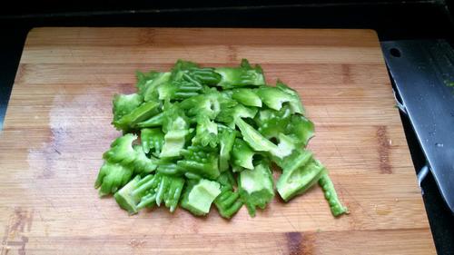 【苦瓜炒肉片】