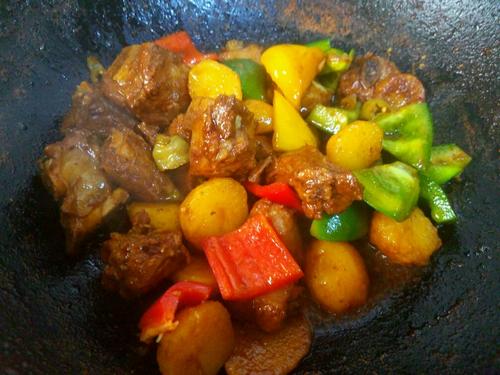 【彩椒土豆烧排骨】