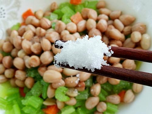 【芹菜花生米】