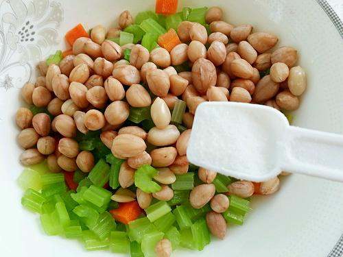 【芹菜花生米】