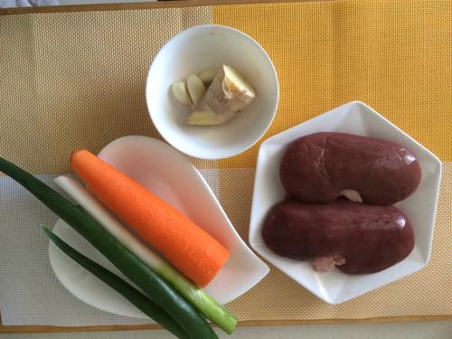 【胡萝卜炒腰花】