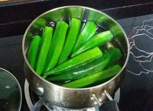 【秋葵炒肉片】