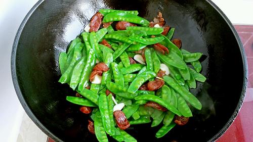 【荷兰豆炒腊肠】